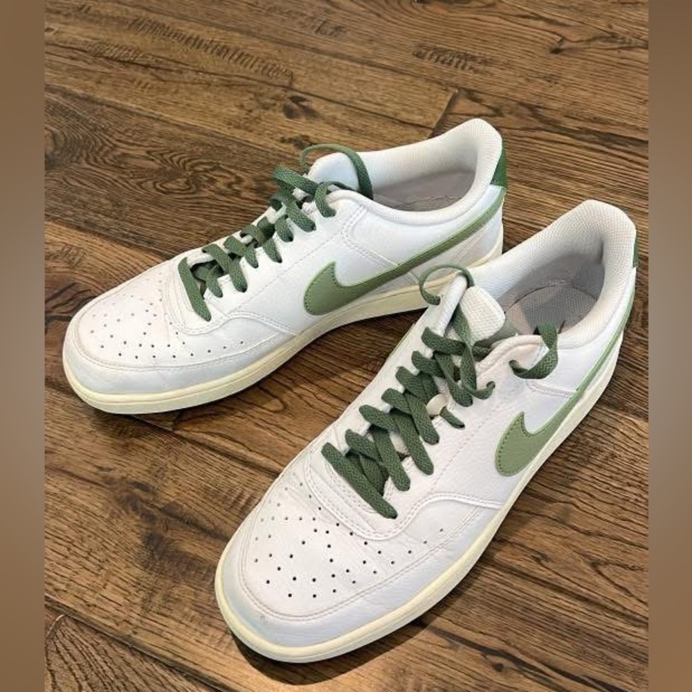 Nike Men's Court Vision LoSneaker